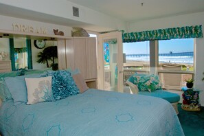 3 habitaciones, escritorio y tabla de planchar con plancha 