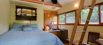 Ideal Mt location, quiet,authentic colorado,compact,just outside town&good food.
