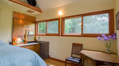 Ideal Mt location, quiet,authentic colorado,compact,just outside town&good food.