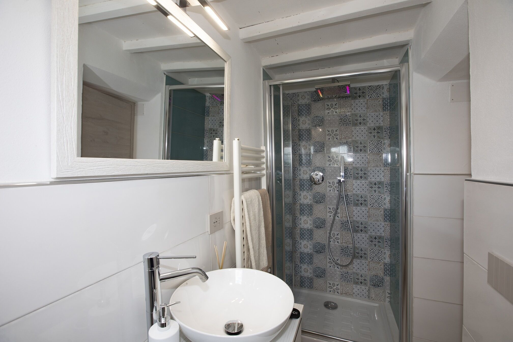 Douche, sèche-cheveux, bidet, serviettes fournies