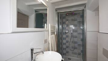 Douche, sèche-cheveux, bidet, serviettes fournies