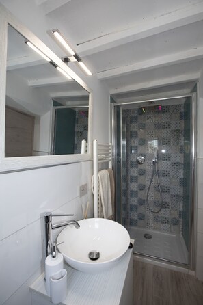 Shower, hair dryer, bidet, towels - Casa Siena apartment (Siena)