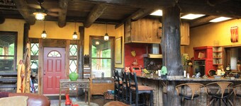 ~HUNTER'S LODGE~ ' AN EXQUISITE 12 ACRE ESCAPE WITH SOARING VIEWS'