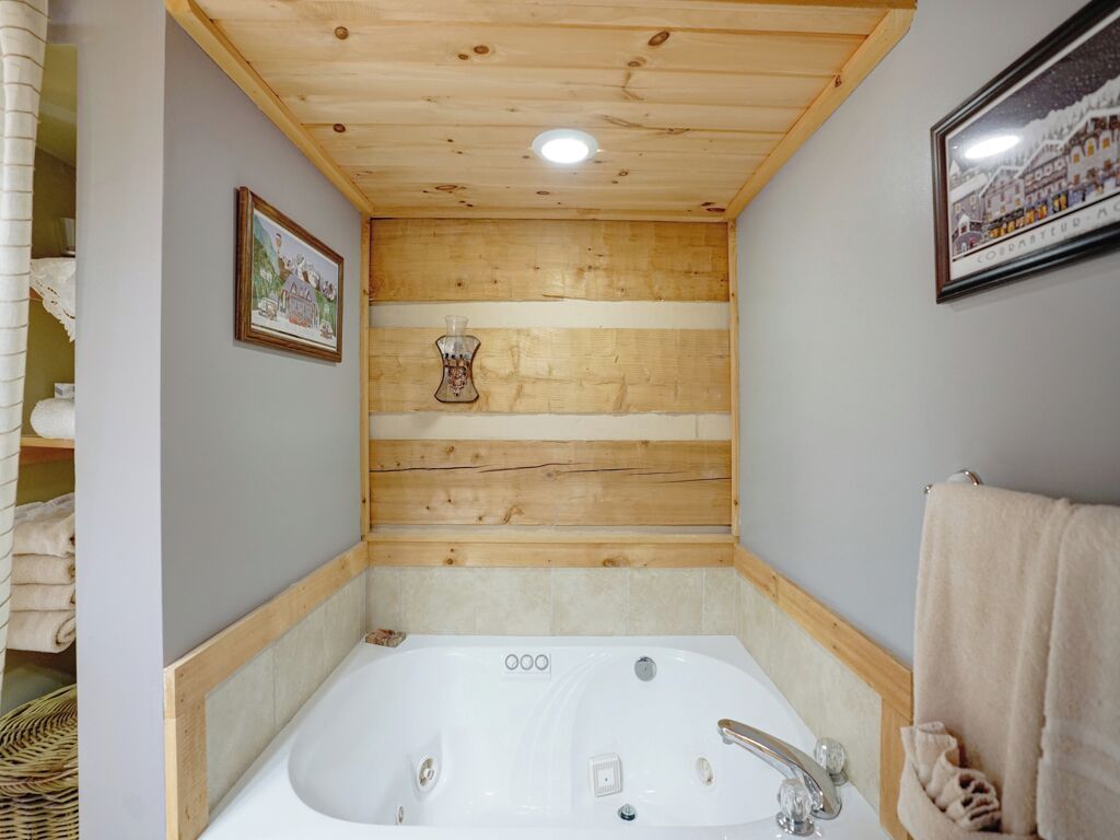 Primary Bathroom--- Jacuzzi Tub, Main Floor