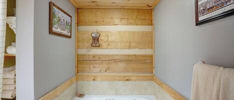Primary Bathroom--- Jacuzzi Tub, Main Floor
