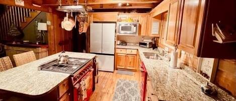 غسالة أطباق، ماكينة لصنع القهوة/الشاي، مستلزمات طهي/أطباق/أوعية، توابل