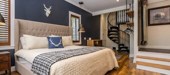 Blue Mountain Ski-Out Chalet, 6 Bedrooms, Sleeps 16, Fire Pit