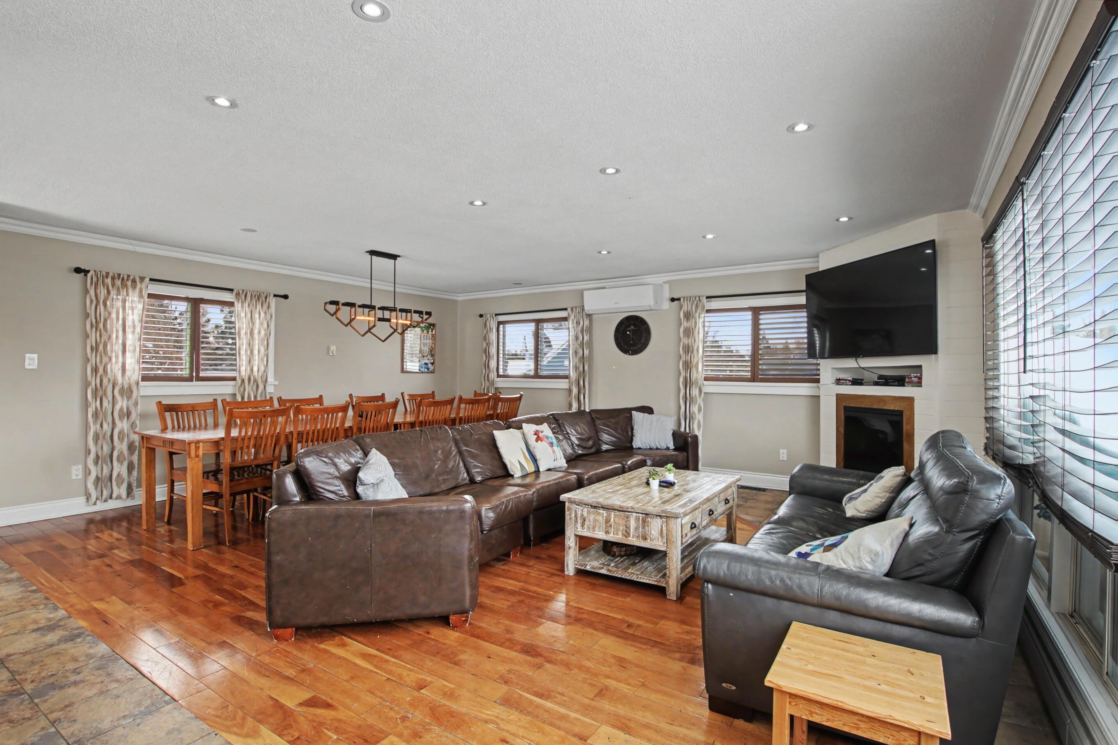 Blue Mountain Ski-out Chalet, 6 Bedrooms, Sleeps 16, Fire Pit - Collingwood