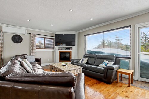 Blue Mountain Ski-Out Chalet, 6 Bedrooms, Sleeps 16, Fire Pit