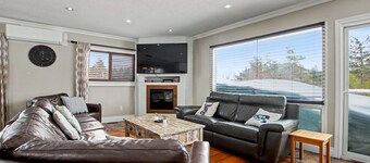 Blue Mountain Ski-Out Chalet, 6 Bedrooms, Sleeps 16, Fire Pit