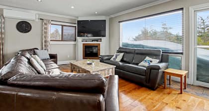 Blue Mountain Ski-Out Chalet, 6 Bedrooms, Sleeps 16, Fire Pit