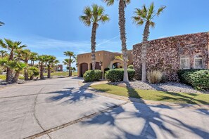 Property grounds - Villa #17:  LUXURY 5 Bed/5 bath Oceanfront home for 14 guests.  Not a condo! (Puerto Peñasco)