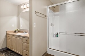 Bathtub, hair dryer, towels - NW Union | River West, Blocks to Downtown, Hot Tub pet (dog) friendly (Bend)