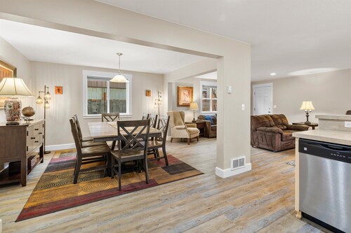 NW Union | River West, Blocks to Downtown, Hot Tub pet (dog) friendly