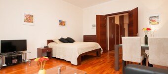 Exclusive PRAGUE CASTLE location- HISTORIC CENTER, quiet apt 1min walk to Castle