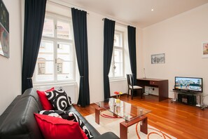 Älytelevisio, kirjoja, stereot, tulostin