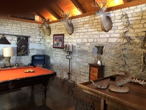 Smart TV, fireplace, ping pong, books - Tranquil ranch for up to 20 people, near San Antonio attractions! Premier Host! (Bulverde)