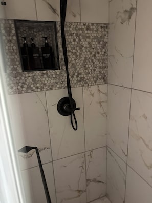 Toalhas de banho, papel higiênico