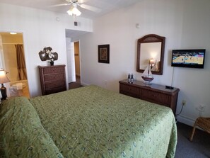 6 bedrooms, iron/ironing board, WiFi, bed sheets - MBV 6Br/5Ba - 302B (Myrtle Beach)