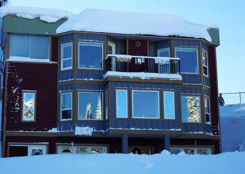 Ski-in Ski-out, Hot tub, Heated Wax Room, Laundry, Bright