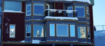 Ski-in Ski-out, Hot tub, Heated Wax Room, Laundry, Bright