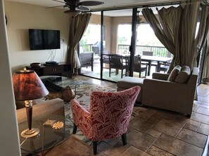 TV, books, music library, video library - Wailea Ekahi 54A:  Completely Remodeled & Panoramic Ocean View (Kihei)