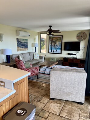TV, books, music library, video library - Wailea Ekahi 54A:  Completely Remodeled & Panoramic Ocean View (Kihei)