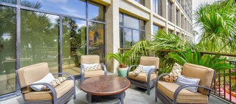 NOUVELLE LISTE! Superbe unité directe en bord de mer dans un endroit hautement souhaitable! 