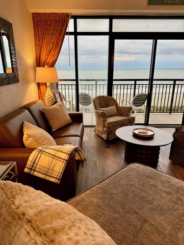 NOUVELLE LISTE! Superbe unité directe en bord de mer dans un endroit hautement souhaitable! 