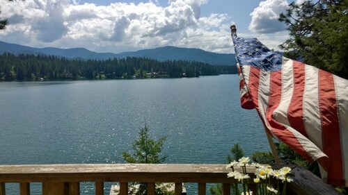 Family-friendly Lakefront Home w/Kayaks, Paddleboards & More-Close to Silverwood