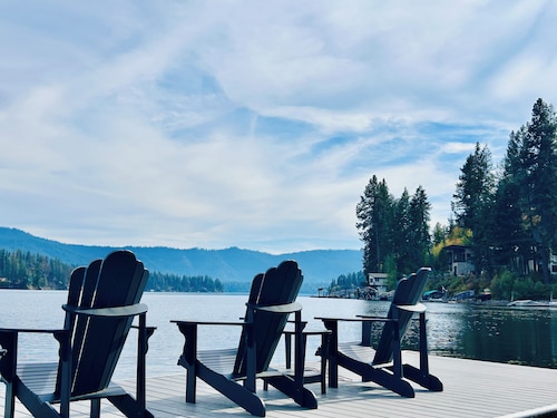 Family-friendly Lakefront Home w/Kayaks, Paddleboards & More-Close to Silverwood