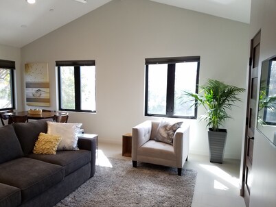 Private entrance 1 bedroom flat close to the beach in a quiet neighborhood