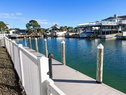 BEACH BOATING PARADISE-Heated Pool, 2 King Suites,90FT Boat Dock,Game Room,Bikes