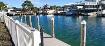 BEACH BOATING PARADISE-Heated Pool, 2 King Suites,90FT Boat Dock,Game Room,Bikes