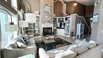 TV connectée, cheminée, lecteur de DVD, baby-foot