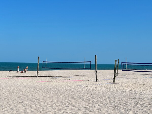 Sur la plage, chaise longue, serviettes de plage