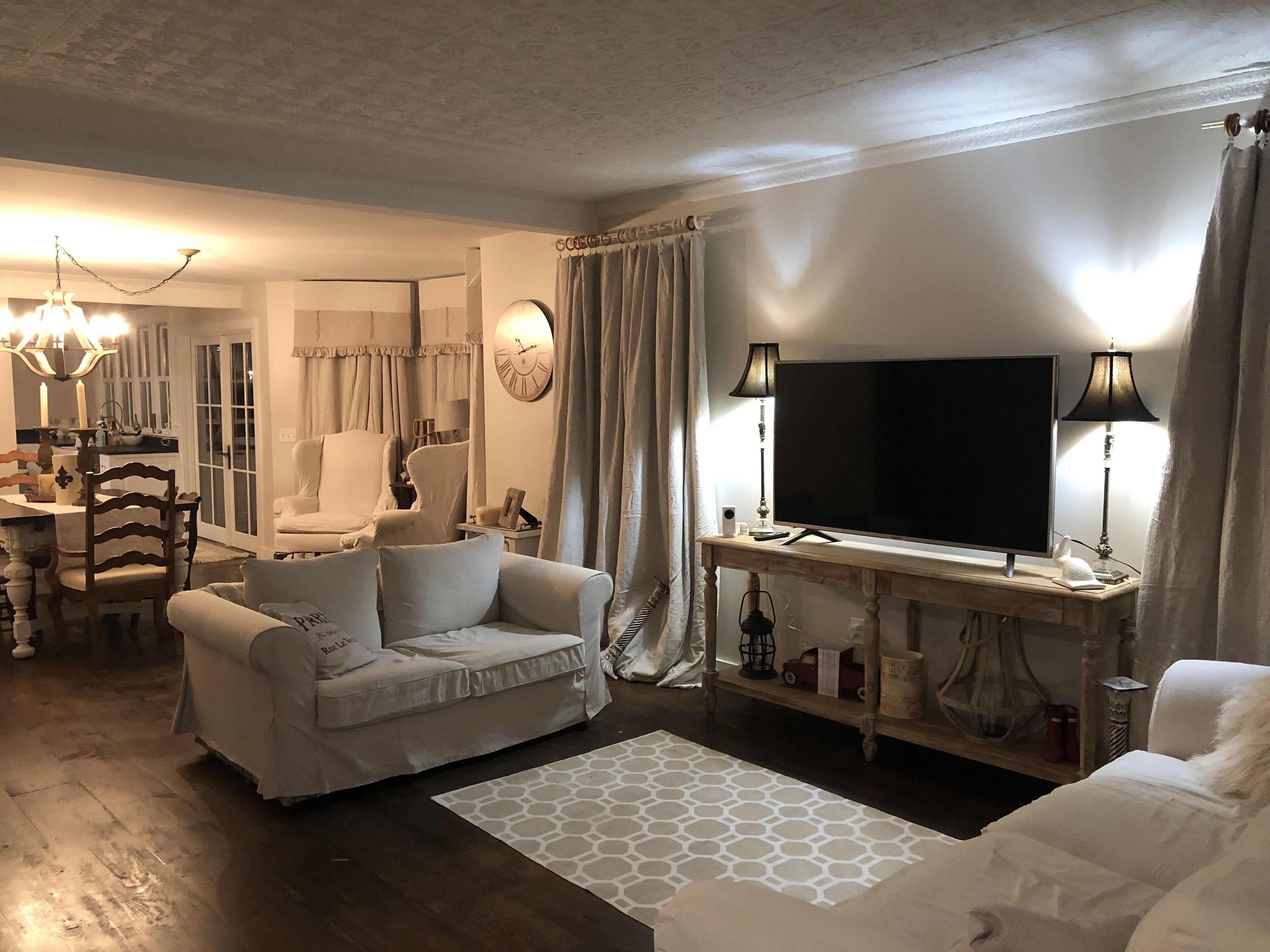 Een televisie, een open haard, boeken en een filmbibliotheek