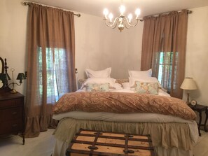 4 bedrooms, iron/ironing board, WiFi, bed sheets