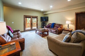 Televisión y chimenea 