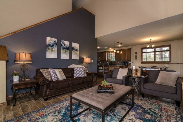 Televisión y chimenea 