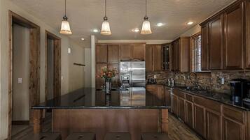 Een koelkast, een magnetron, een koffiezetapparaat/waterkoker