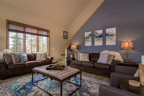 Televisión y chimenea 