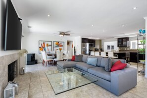 TV, fireplace, Netflix, Hulu - FABULOUS 5 BR/6BA ALL ENSUITE, GAMEROOM, MURAL, ART,SALTWATER POOL SPA, LOCATION (Palm Springs)