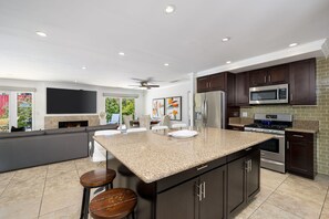 Frigorifero, microonde, forno, piano cottura