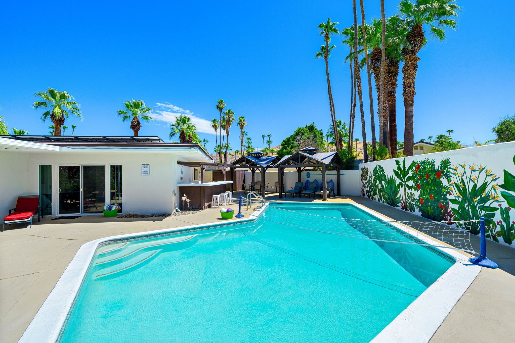 FABULOUS 5 BR/6BA ALL ENSUITE, GAMEROOM, MURAL, ART,SALTWATER POOL SPA, LOCATION