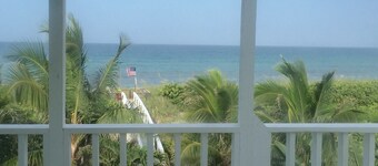 Beachfront/Riverfront - 2 living areas, Flexible 3 Bedroom 3 Bath