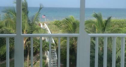 Beachfront/Riverfront - 2 living areas, Flexible 3 Bedroom 3 Bath