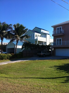 Exterior - Beachfront/Riverfront - 2 living areas, Flexible 3 Bedroom 3 Bath (Vero Beach)