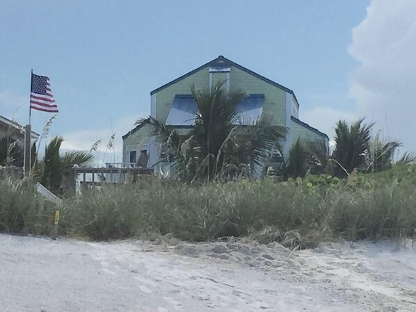 Exterior - Beachfront/Riverfront - 2 living areas, Flexible 3 Bedroom 3 Bath (Vero Beach)