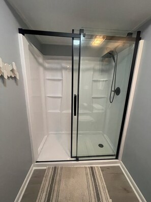 Ensemble douche/baignoire, sèche-cheveux, serviettes fournies, savon